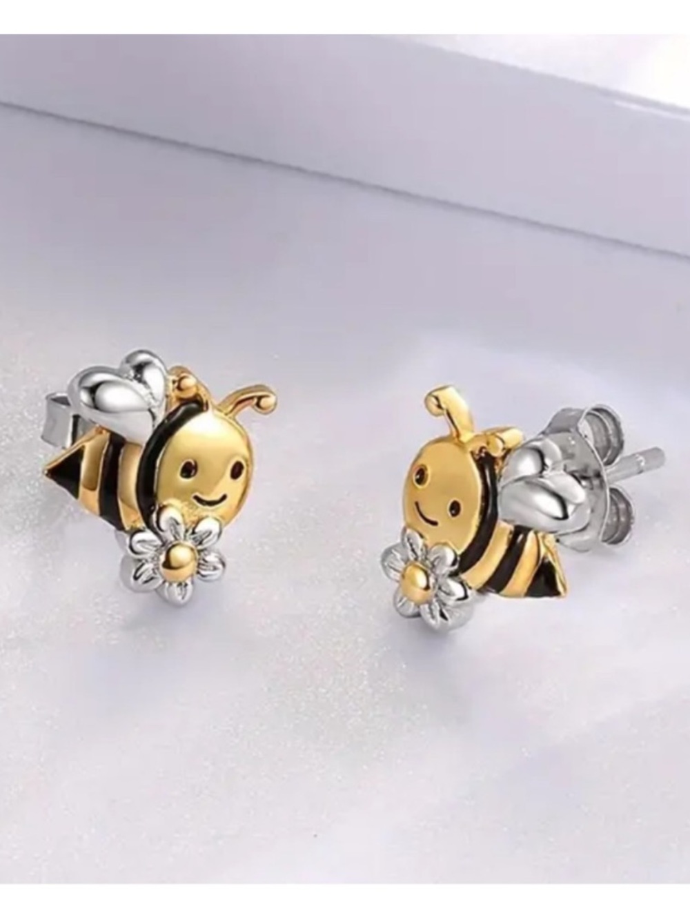 Cute Bee Stud Earrings with Flower - Picture 2 of 3